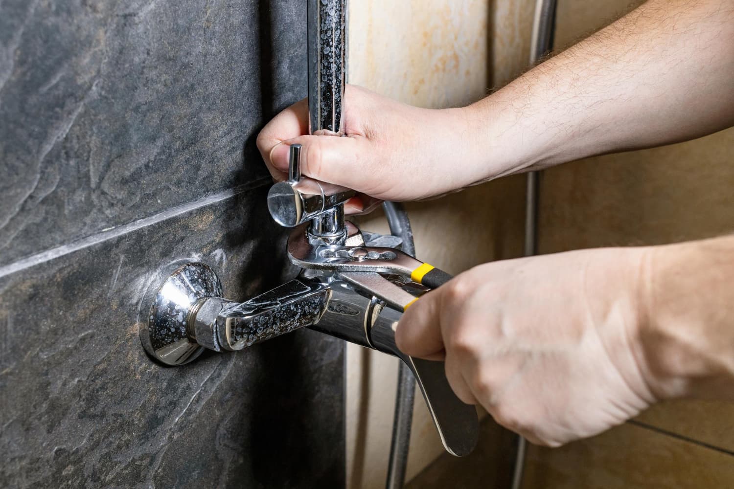 How to Handle Plumbing Fixture Repair Without Disrupting Your Home
