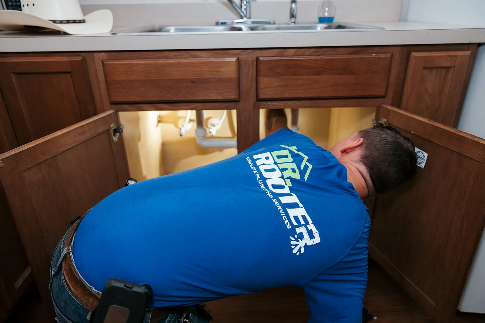 Dr Rooter technician arriving at a customer's home